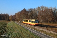 Hochflurer in der Wintersonne  Am Nachmittag des 22. November 2025 konnte die Auflösung des Hochnebels kaum erwartet werden. Da ich ohnehin in der Nähe war, stattete ich der Stadtbahnlinie S32 der AVG einen lohnenswerten Kurzbesuch ab. Bereits im Frühling hatte ich diese Fotostelle ausgekundschaftet, und nun war es deutlich ohne Hochlicht möglich, einen Hochflurer mit dem Hochstativ aufzunehmen.  450 822  war als DPN 85130 Karlsruhe Hbf – Menzingen (Baden) unterwegs und konnte bei Gochsheim in der Wintersonne aufgenommen werden.  Aufnahme vom Hochstativ.