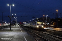 Einladung zur blauen Stunde  Am letzten Novemberwochenende 2025 pendelte TRI mit dem RE 8 baustellenbedingt nur zwischen Bietigheim-Bissingen und der Landeshauptstadt. Diesen Umstand nutzte ich für ein Foto in der blauen Stunde, das sich – wohlbemerkt bei Gleislotterie – in Bietigheim-Bissingen anbot. Bei leichtem Regen stand  145 040  mit DPN 34069 Bietigheim-Bissingen – Stuttgart Hbf stimmungsvoll zum Fototermin bereit. Die Vielfalt der Farbgebungen der Baureihe 145 während der Jahre des Ersatzverkehrs ist bemerkenswert. Diese Lok hatte ich 2022 noch in Verkehrsrot vor einem Kohlezug in Lauffen am Neckar fotografiert.