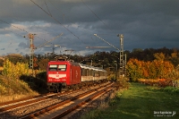 Herbstfarben und Hoffnungsschimmer  Vor dem Losfahren sagte ich zu Hause, man müsse schon ein hoffnungsloser Optimist sein, um bei dieser Bewölkung zur Bahnstrecke zu fahren. Vielleicht war es tatsächlich Optimismus – oder die Hoffnung auf tief stehende Sonne und buntes Laub im Erfolgsfall. Jedenfalls kam es anders, als zu erwarten gewesen wäre: Die Sonne zeigte sich, und die Schranken hinter mir senkten sich. Pünktlich zog die kürzlich in orientrot lackierte  145 097  von TRI ihren DPN 21953 Heilbronn Hbf – Stuttgart Hbf durch die passende Wolkenlücke. Zufrieden packte ich ein, denn nach der Uhrumstellung, die hier leider noch nicht berücksichtigt wurde, hatte ich nicht mehr mit einem solchen Foto gerechnet.