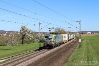 Obstblüte bei Bietigheim-Bissingen  Am 8. April 2025 machte ich rechtzeitig Feierabend und fuhr nach Bietigheim Bissingen, wo die Obstbäume in voller Blüte standen und sich dank etwas Höhe motlivlich schön umsetzen ließen. Gleich der erste Zug war ein Treffer: BLS  475 408  bespannte für die LTE den umgeleiteten DGS 41072 Singen (Hohentwiel) - Köln Eifeltor. Die links sichtbare Silhouette des ehemaligen Turms der Schumacher’schen Fabrik erinnert daran, dass hier einst künstliche Bimssteine und später Filtersteine und Filterapparate produziert wurden. Rechts im Bild steht das historische DLW Gebäude, dessen Wurzeln auf die Entwicklung des Linoleums im 19. Jahrhundert zurückgehen. Beide Bauwerke markieren zwei bedeutende Kapitel der Bietigheimer Industriegeschichte.  Aufnahme vom Hochstativ