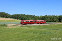 Krebsbachtal geht immer  Daniel motivierte mich am Nachmittag des 25. Mai 2026 zu einem Kurzbesuch im Krebsbachtal. Bei Temperaturen um die 30 Grad positionierten wir uns an jenem Pfingstmontag kurz vor Neckarbischofsheim.  798 652  ist der letzte DB‑Schienenbus im Planeinsatz – dieser ist sogar in Bahn.Expert enthalten. Als RB 39070 Hüffenhardt - Neckarbischofsheim Nord war er zusammen mit dem Beiwagen  998 896  gemütlich unterwegs und konnte an einem der unbeschrankten Bahnübergänge fotografiert werden.  Aufnahme vom Hochstativ