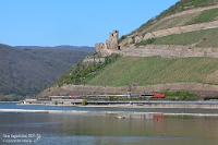 Burgruine Ehrenfels  Auf den Weg in den Urlaub konnten wir geschickt eine Zwischenstation in Bingen machen, um vom dortigen Rheinufer den Ausblick auf die Burgruine Ehrenfels zu genießen. Die um 1210 entstandene Burg ist leider nur von außen zu besichtigen. Glück hatte ich mit dem Bahnverkehr, der an jenem 5. April 2025 umgeleitet wurde.  101 104  konnte mit ihrem EC 9 Dortmund Hbf - Zürich HB rechtzeitig ausgelöst werden, bevor ein großes Passagierschiff unnötiger Bestandteil des Fotos geworden wäre.