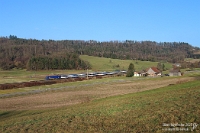 Wiedersehen mit der Murrbahn  Zum Fahrplanwechsel gab es eine positive Botschaft: TRI fährt zumindest auf der Murrbahn vorerst in den bestehenden Umläufen weiter. Die letzten Nahverkehrszüge, die mit n-Wagen Stuttgart Hbf erreichen, sind somit eine gute Stunde Autofahrt von mir entfernt. Oft macht man das nicht, aber ab und zu wird das möglicherweise umsetzbar sein. Das Wetter war am 25. Dezember 2025 spitze, und so zog es uns für einen kurzen Abstecher nach Fornsbach, wo die blaue  ES 64 U2-023  mit DRE 89686 Nürnberg Hbf – Stuttgart Hbf fotografisch festgehalten werden konnte. Anschließend gingen wir mit unserem Hund Pula auf eine kleine Wanderung in einen nahe gelegenen Wald, in dem sogar etwas Schnee lag.